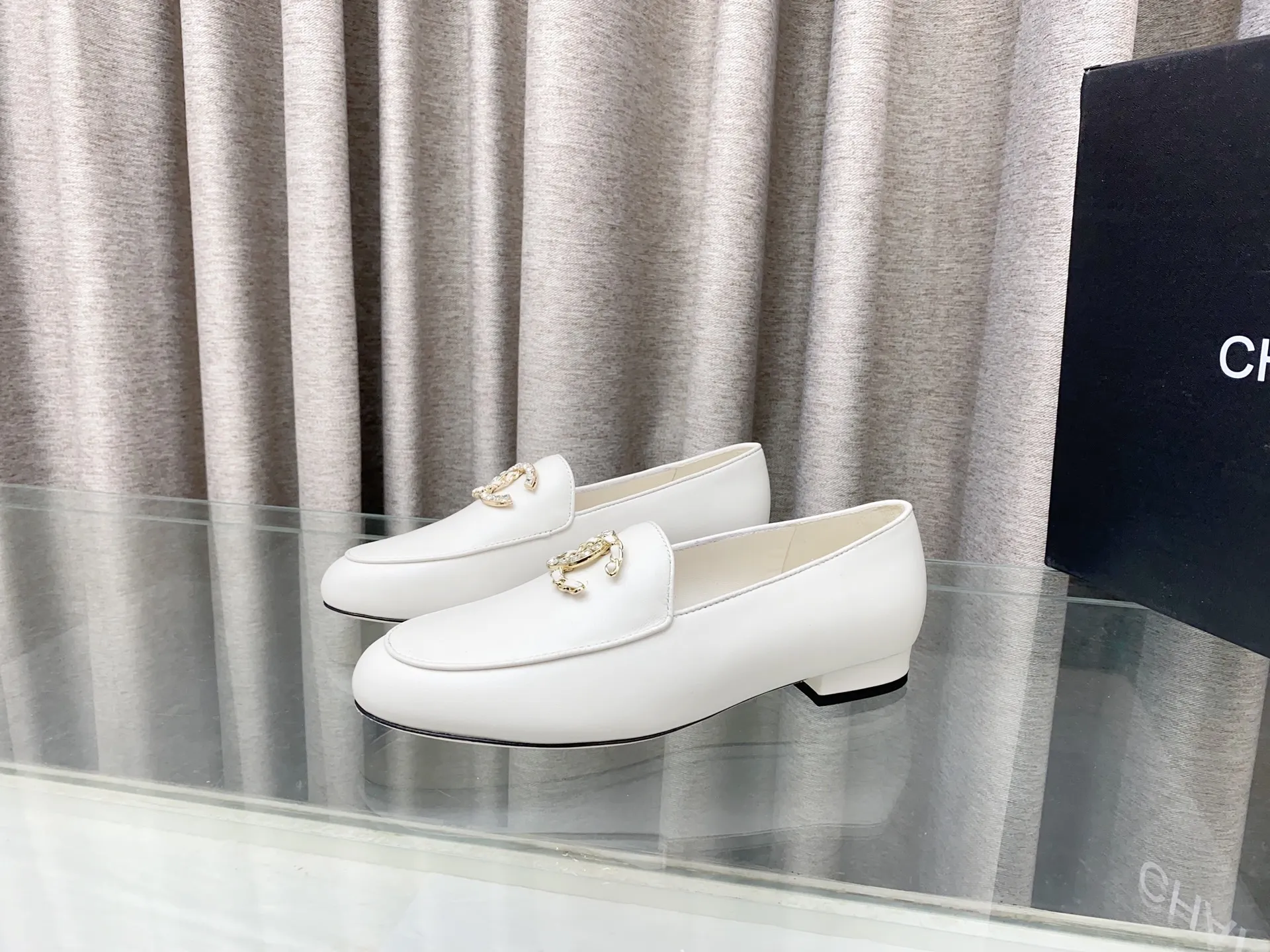 👟👟Ex-factory price 620👟👟 25Fw new spring and summer Chanel small perfume diamond double C half slippers/Loaf single shoes. Versatile style that you don’t get tired of. Super classic style. Casual with exquisiteness and stable temperament. This spring and summer is a beautiful bonus treasure! Upper: Lambskin Lining: Lambskin lining High heels: Flat soles: Italian genuine leather outsole Size: 35-39 (40 and 41 customizations are not returnable)